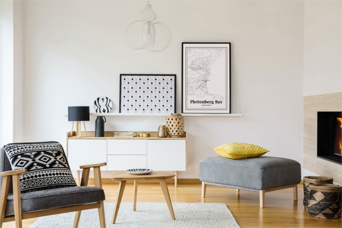 Sala de estar moderna com móveis em madeira clara e estofos cinzentos com detalhes em preto e branco