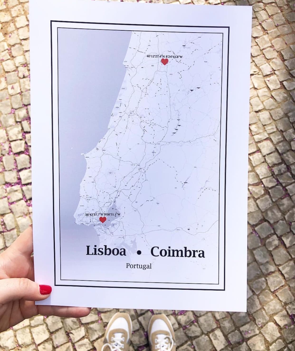 Cartaz com mapa de Portugal destacando Lisboa e Coimbra com corações vermelhos e texto Lisboa • Coimbra Portugal