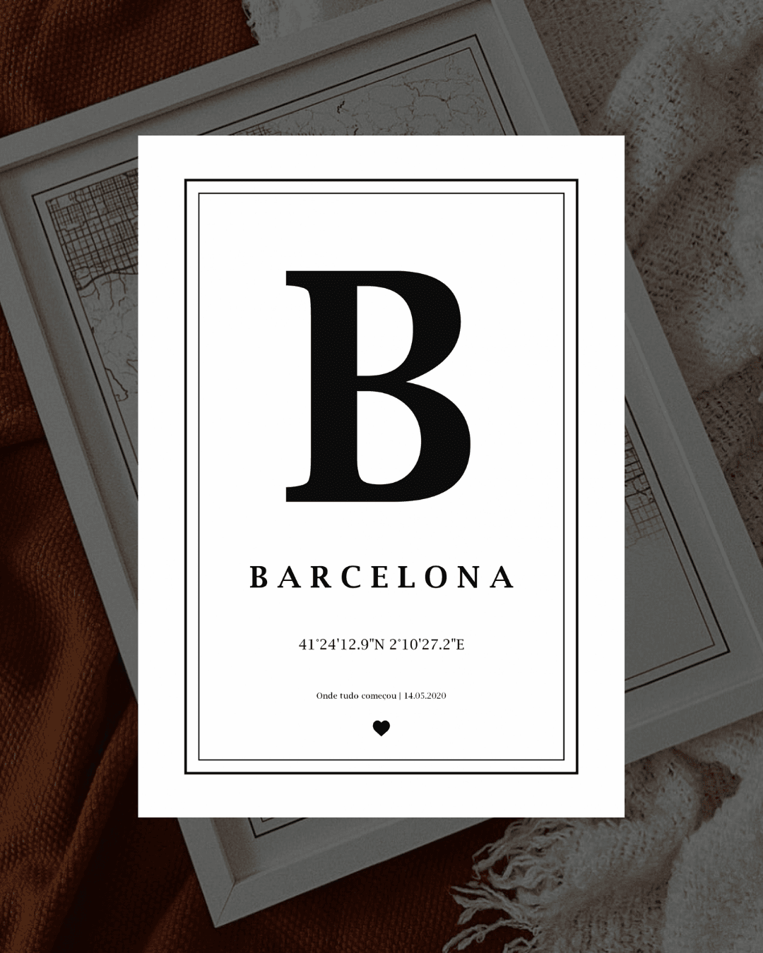 Poster com a letra B e texto BARCELONA e coordenadas sobre manta castanha e branca