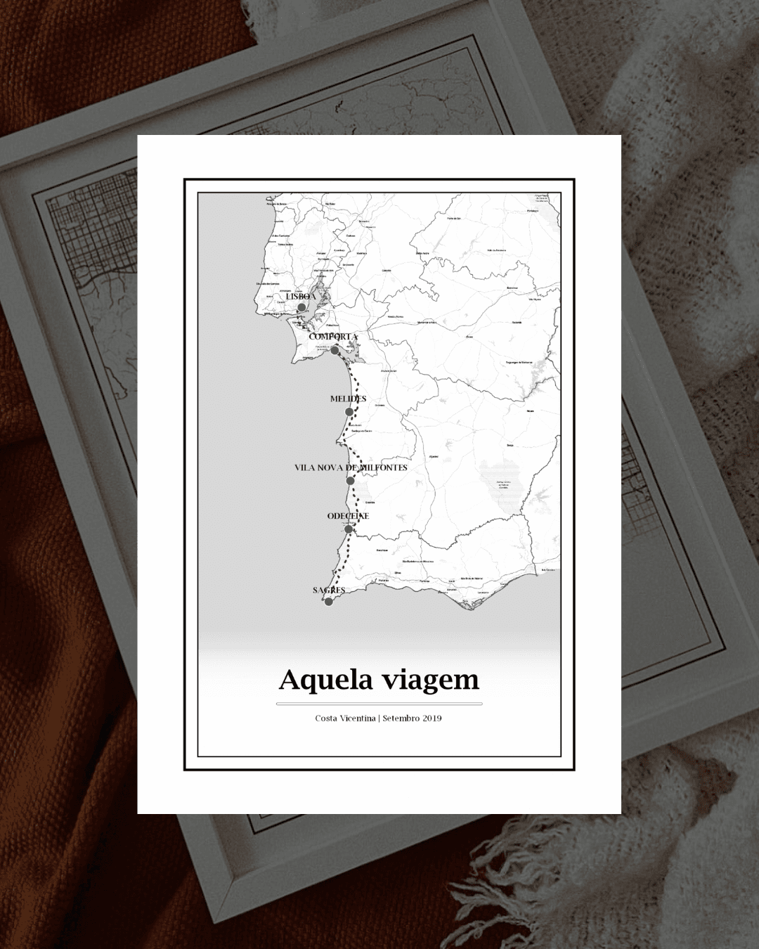 Poster emoldurado com mapa do litoral português e texto "Aquela viagem" e "Costa Vicentina | Setembro 2020"