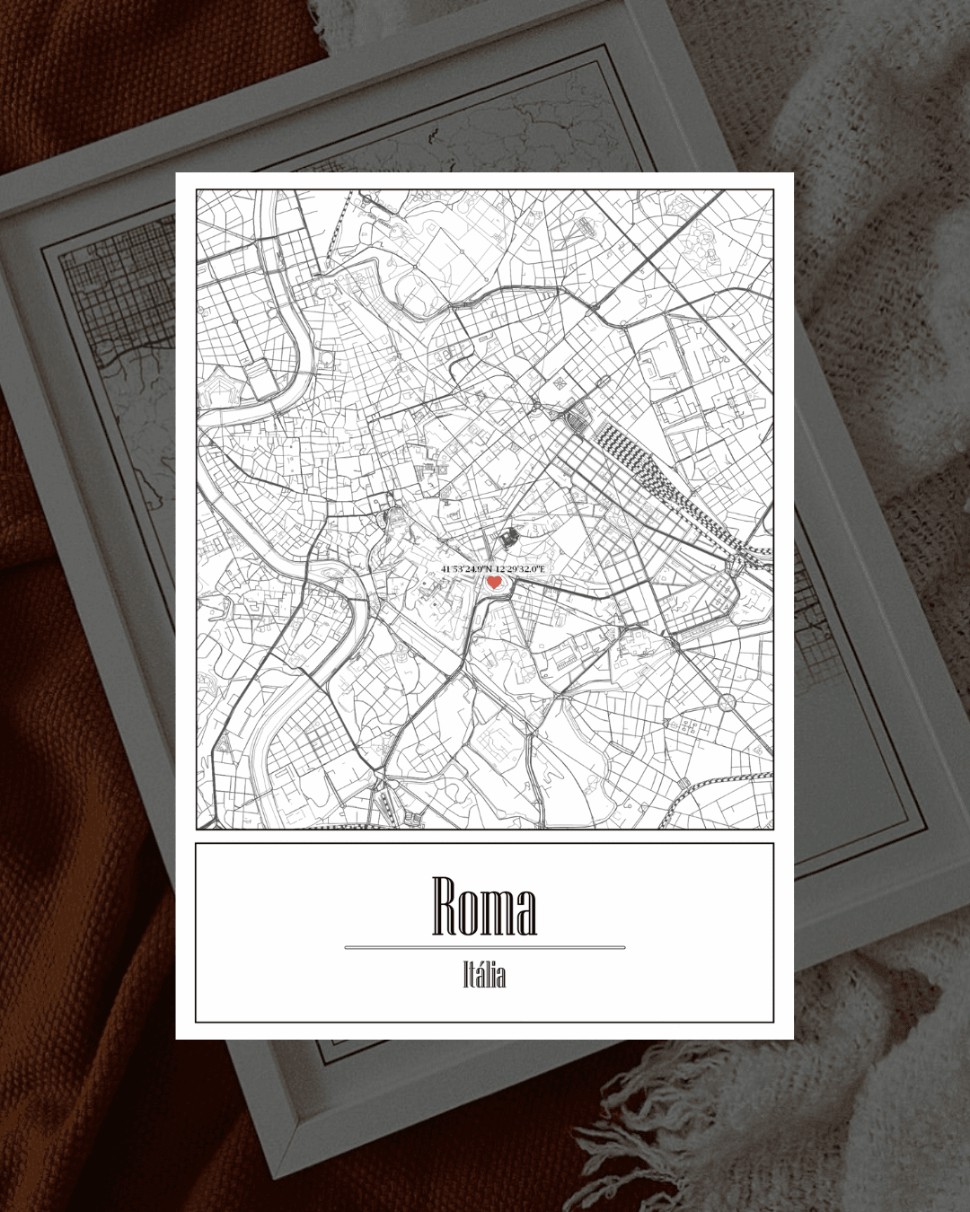 Cartaz branco com mapa da cidade de Roma em preto e branco sobre tecido castanho e cobertor branco
