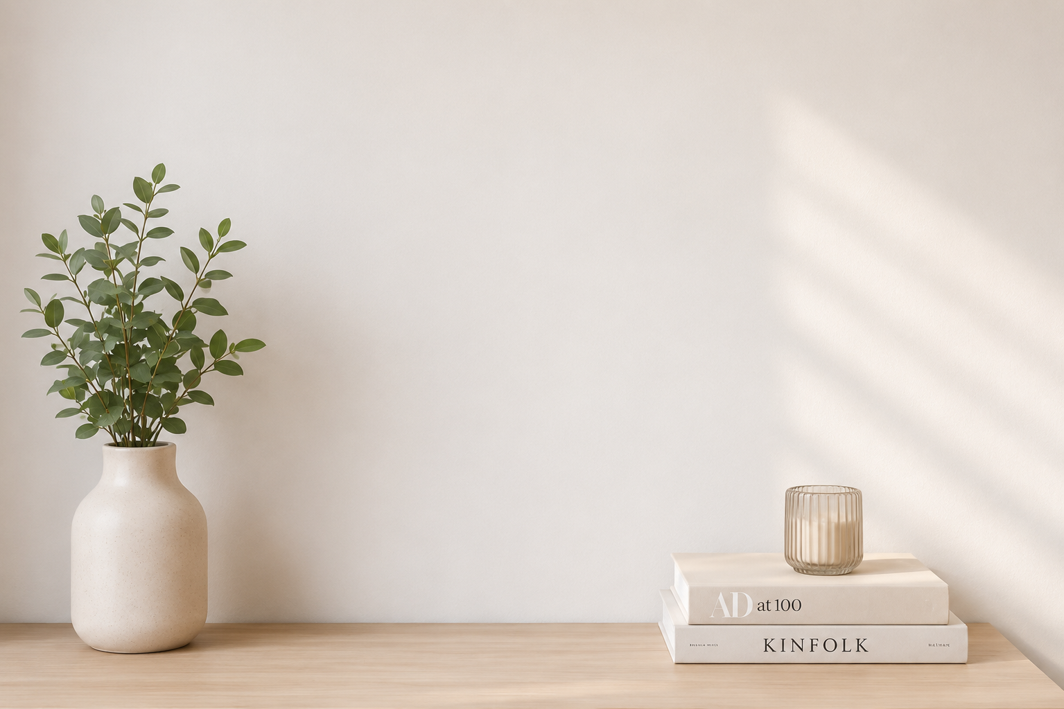 Prateleira de madeira com vaso, plantas e livros, para simular o poster na parede